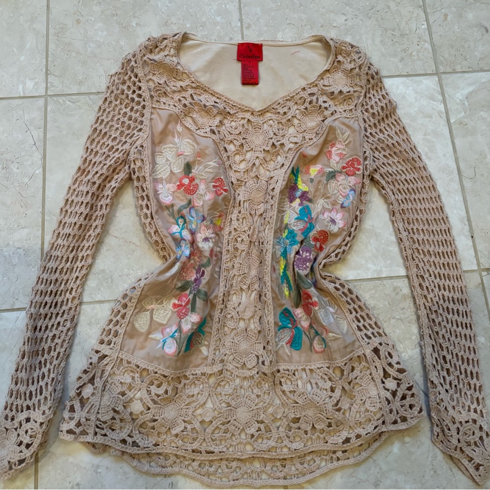 TAN/WHITE Y2K BOHO VINTAGE CROCHET TOP WITH FLORAL EMBROIDERY AND DETAILS!